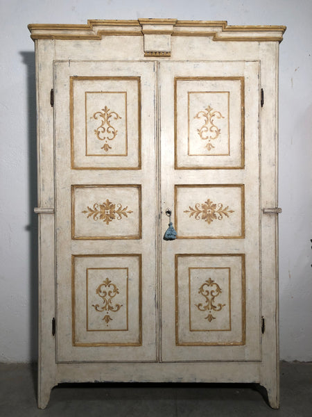 Armadio dipinto e decorato . Piemonte inizio XIX secolo