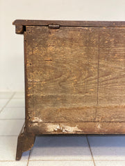 Cassapanca in noce . Emilia XVIII secolo