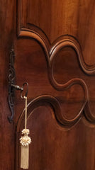 Armadio in noce Luigi XV . XVIII secolo ( restaurato)