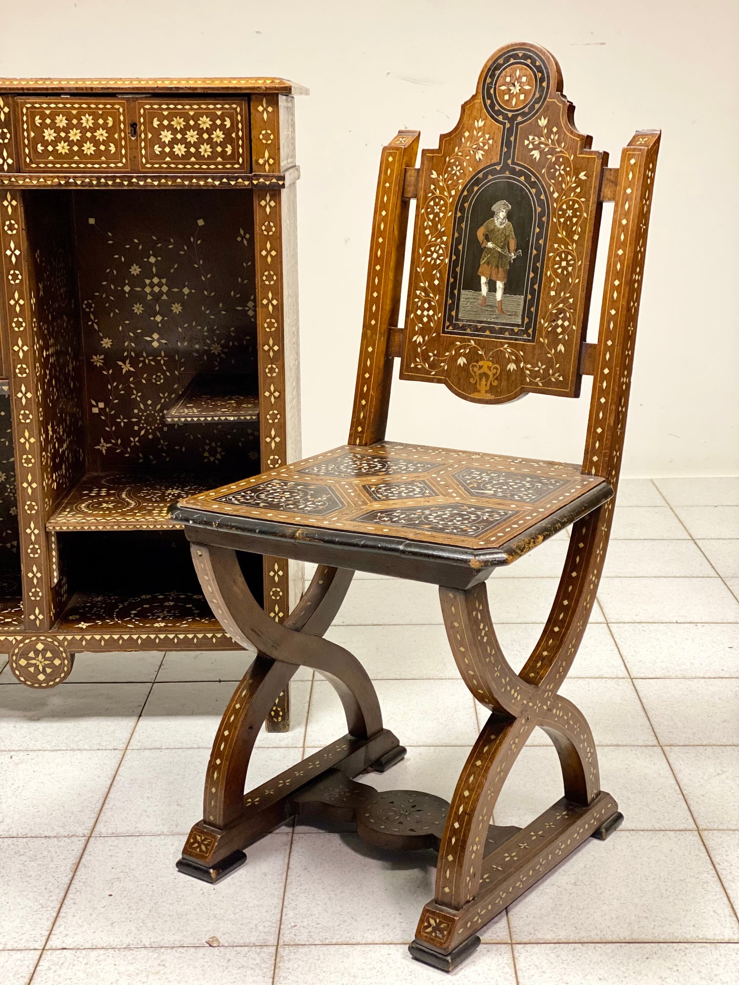 Credenza con poltroncina intarsiata alla maniera Adriano Brambilla fine XIX secolo