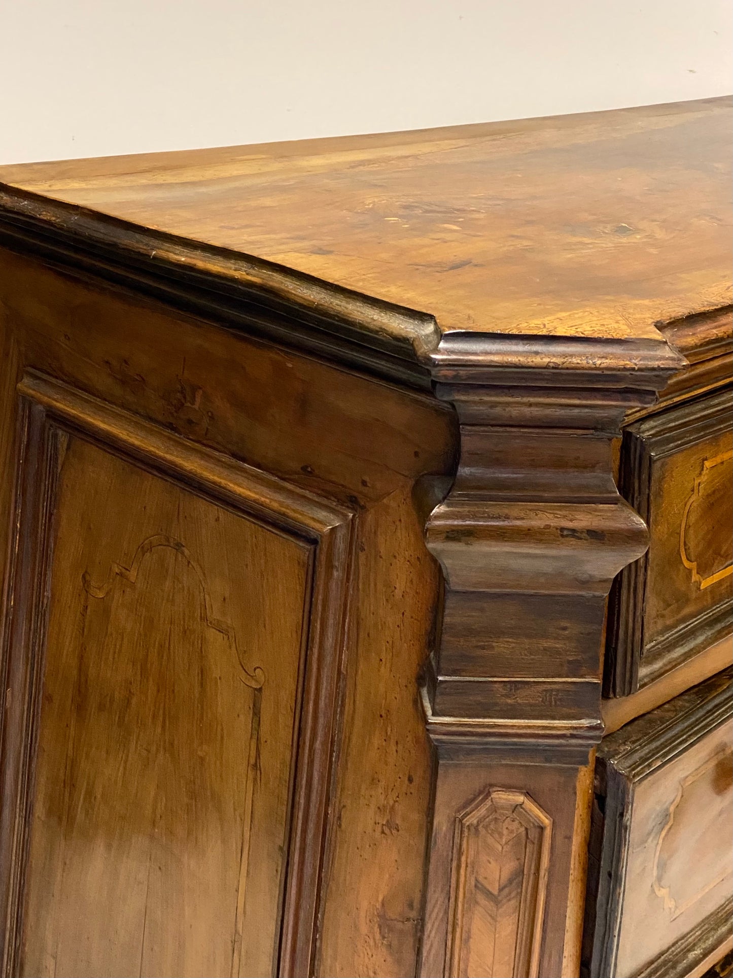 Lombard walnut chest of drawers. Milan 17th century