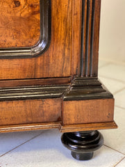 Credenza lombarda due porte noce e radica .XIX secolo