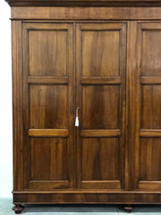 Armadio quattro porte in noce Carlo X lombardo