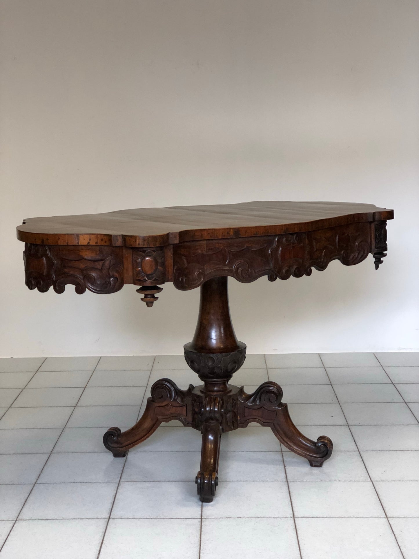 Tavolo a biscotto intagliato Carlo X . Restaurato