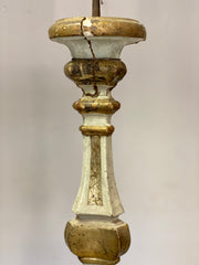 Coppia di candelieri in legno intagliato dorato . Marche Luigi XIV