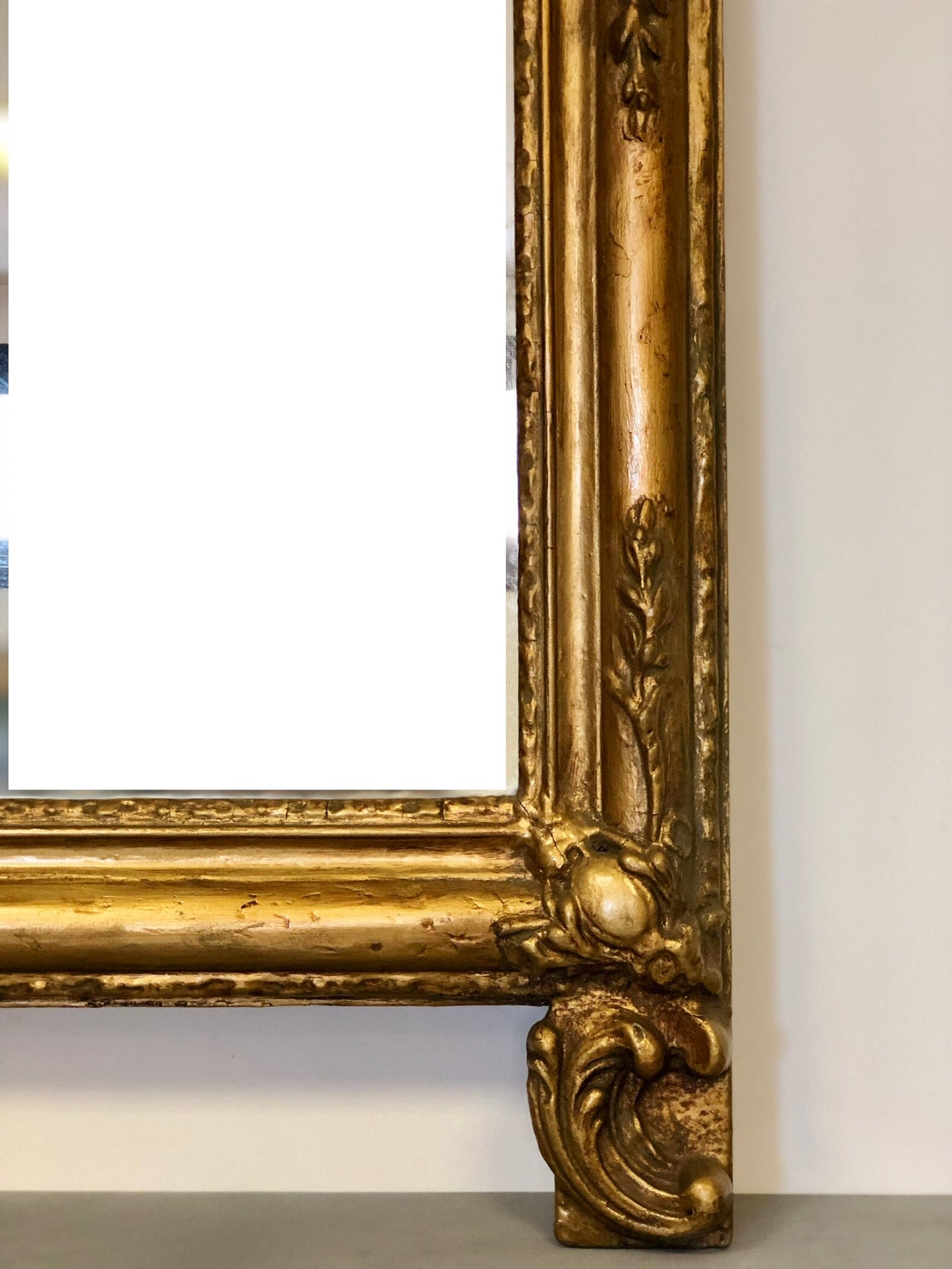 Specchiera in legno intagliato dorato . XIX secolo