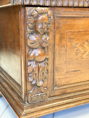 Cassapanca scolpita intarsiata . Bergamo XVII secolo