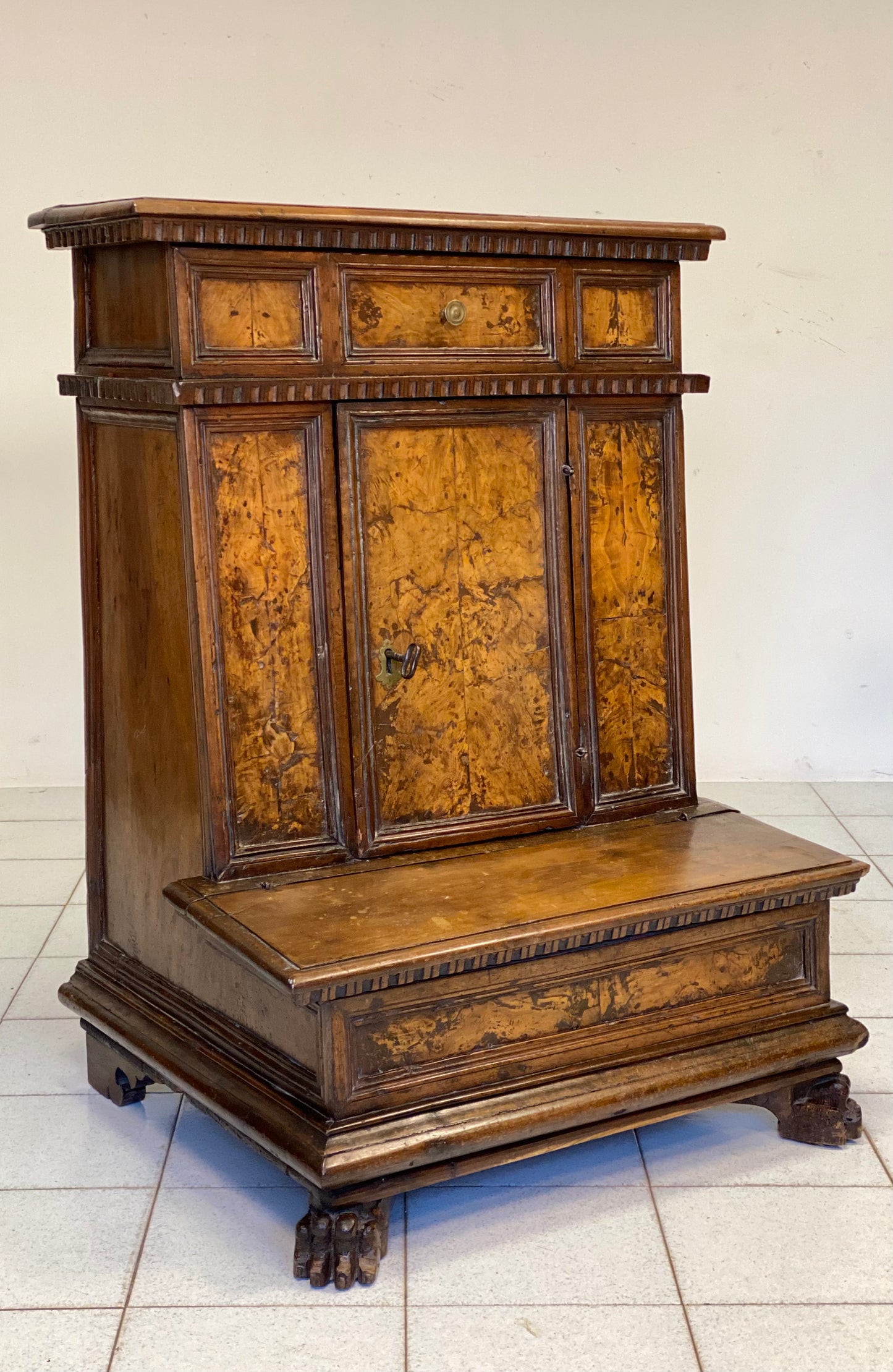 Inginocchiatoio Luigi XIV lombardo in noce e radica . XVII secolo
