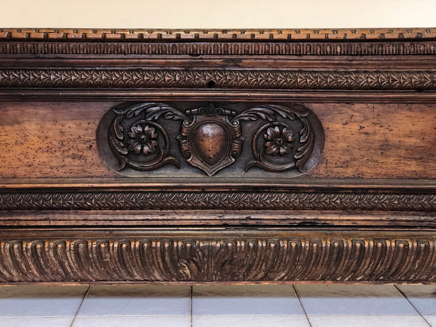 Cassapanca in legno di noce Lombardo - veneta. Fine XVI - inizio XVII secolo