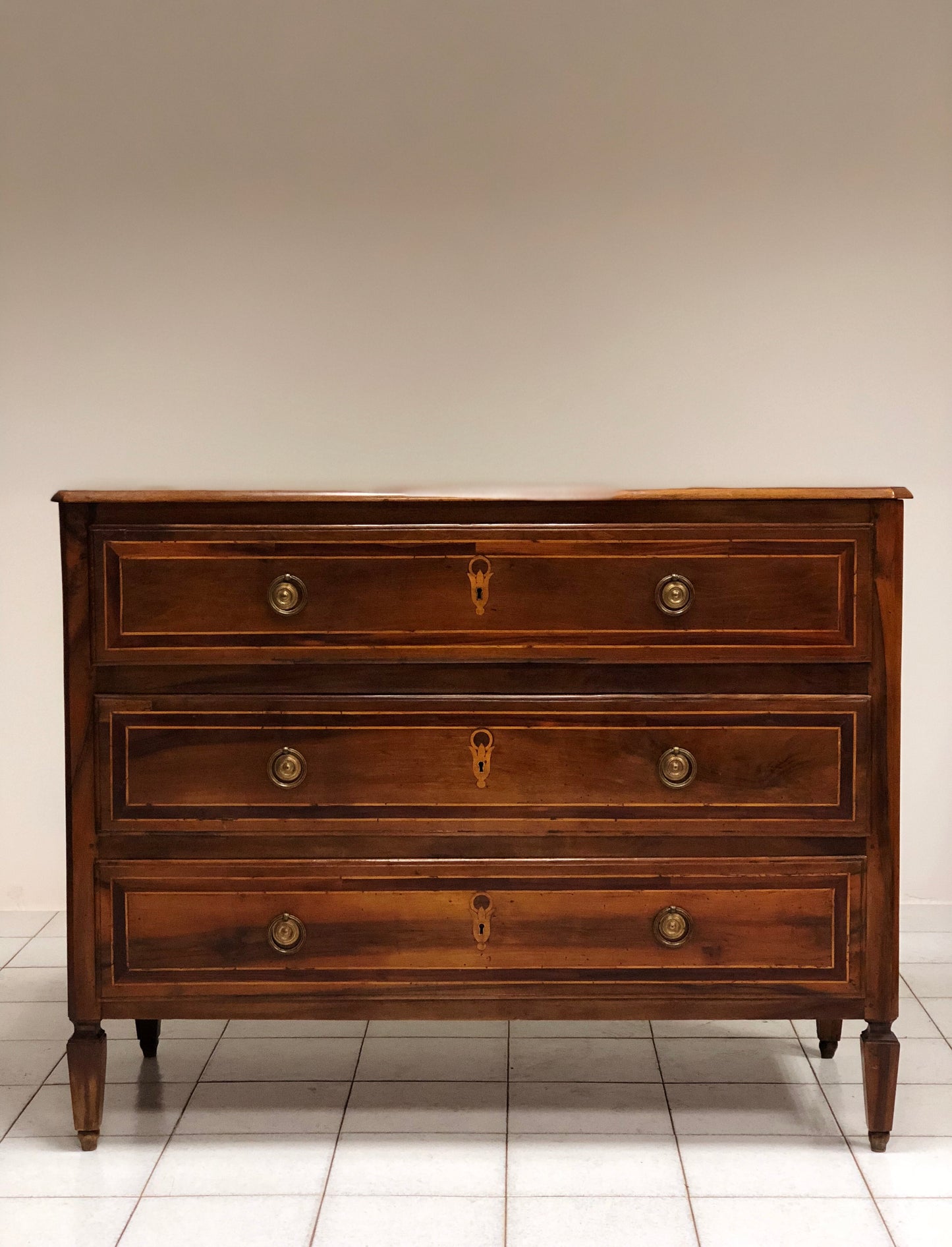 Cassettone lombardo Luigi XVI intarsiato