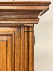 Credenza doppio corpo in noce . XVIII secolo