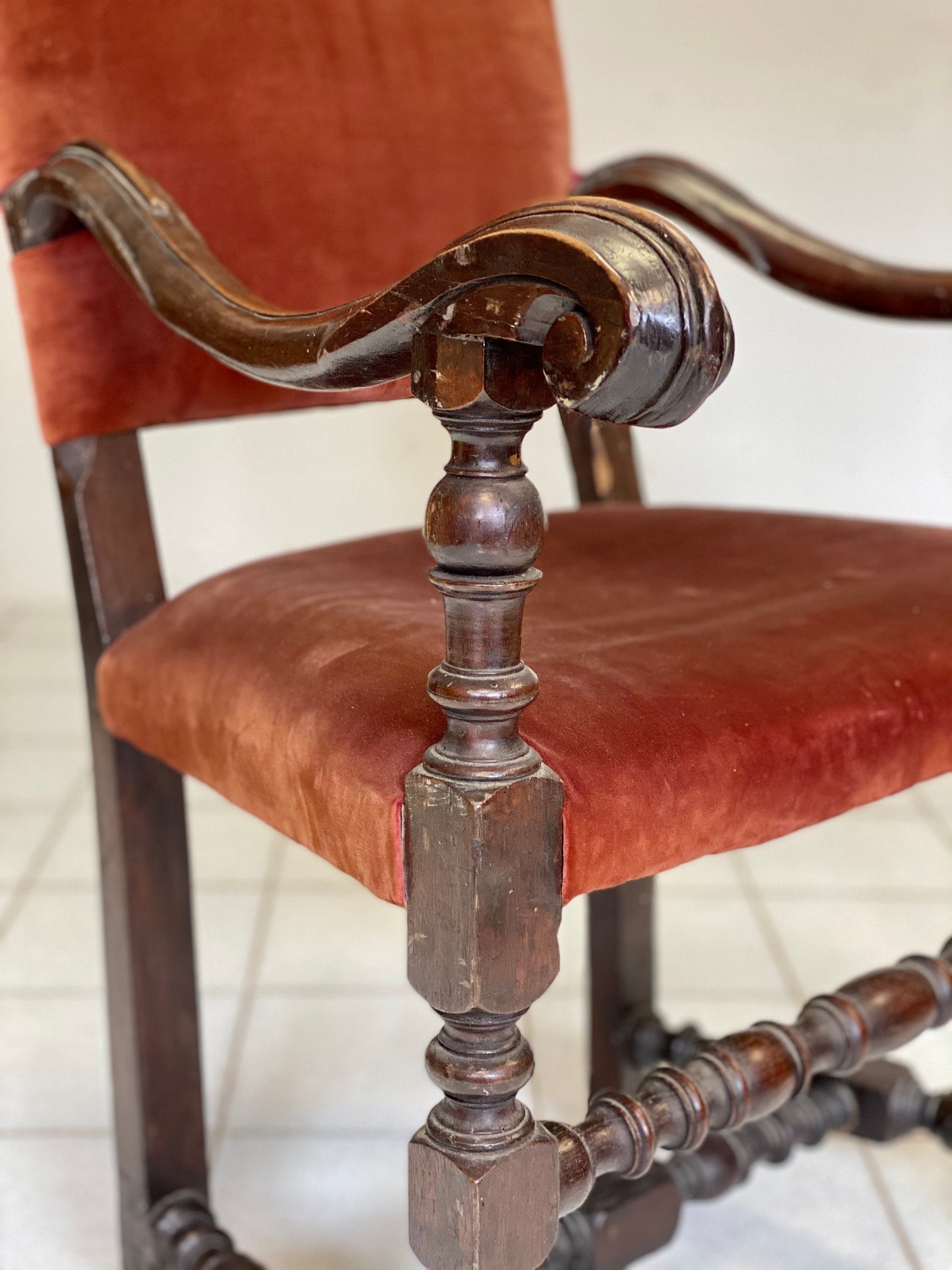 Trono Lombardo in noce . XVII secolo