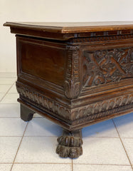 Cassapanca lombarda scolpita . Cremona inizio XVII secolo