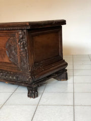 Cassapanca lombarda bresciana in noce con cariatide . Inizio 600
