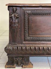 Cassapanca lombarda in noce con cariatide . Inizio 600