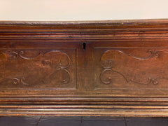 Cassapanca in noce. Brescia Cremona. Fine XVII secolo