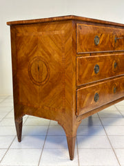 Cassettone Luigi XVI Lombardo . XVIII secolo