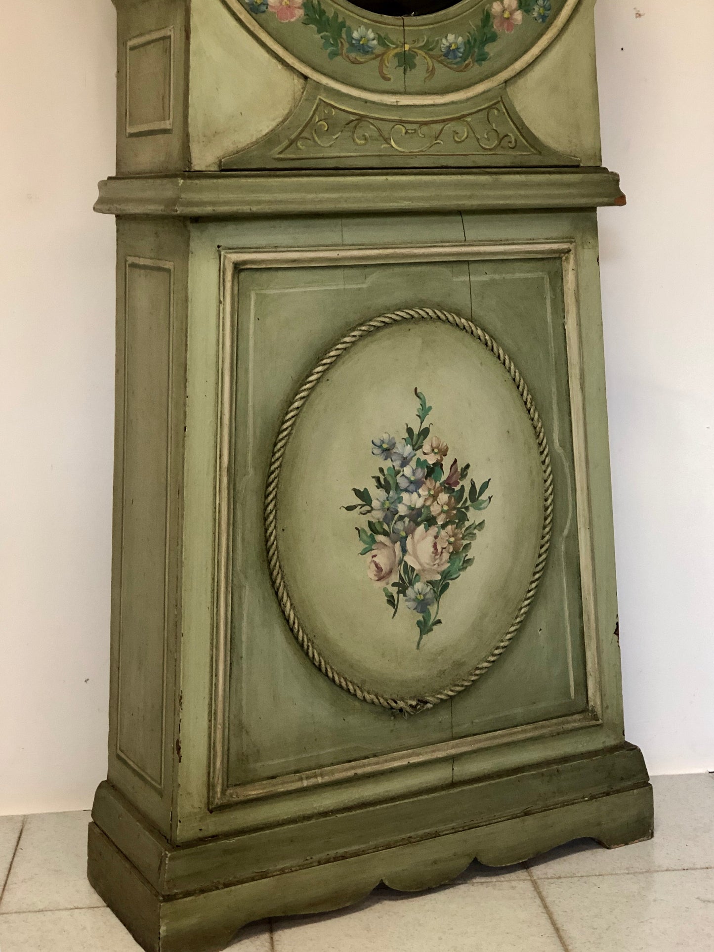 Orologio a colonna pendolo laccato dipinto . Funzionante