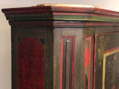 Armadio scantonato laccato e dipinto. XVIII secolo