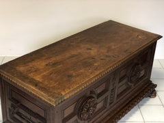 Cassapanca noce con rosoni . Torino fine XVI secolo