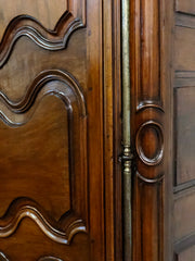 Armadio in noce scolpito Luigi XV.