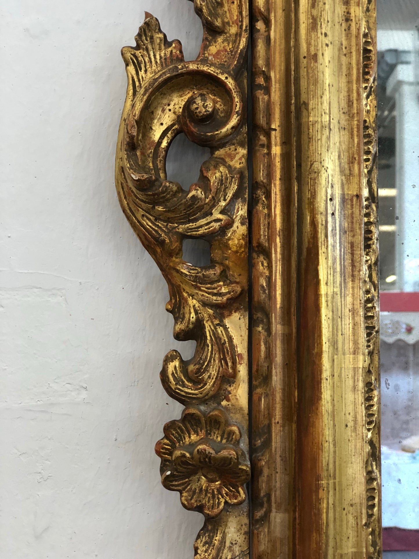 Specchiera lombarda in legno intagliata e dorata in oro zecchino