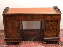 Scrivania da centro in noce e radica . Piano in pelle