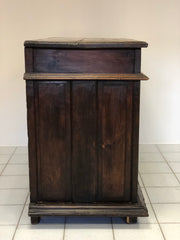 Credenza in noce pannellata fronte e fianchi . XVII secolo