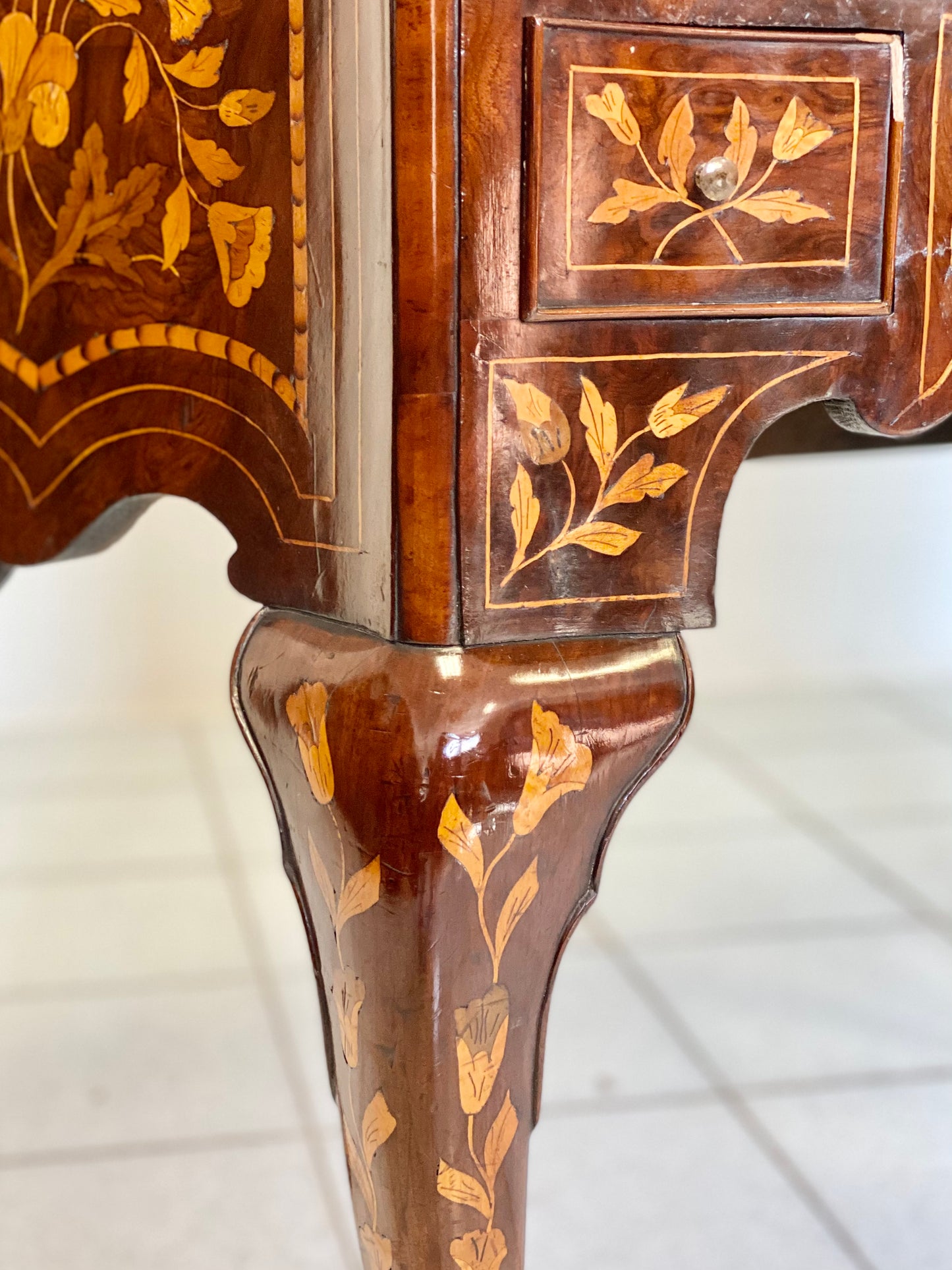 Mobiletto cassettone sagomato . Olanda XVIII secolo