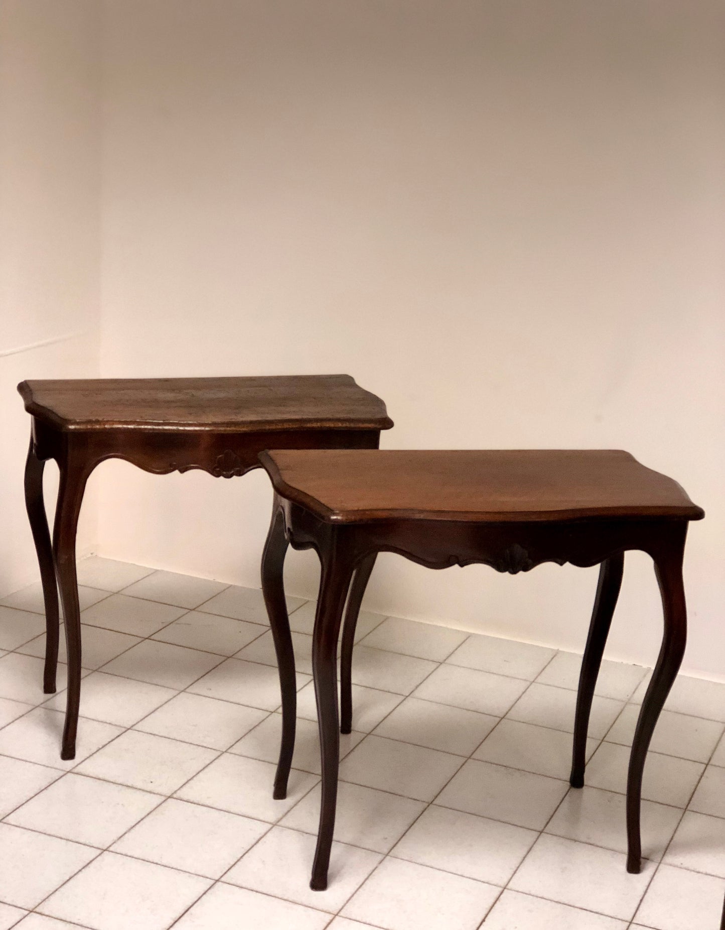 Coppia di consolle in noce Luigi XV
