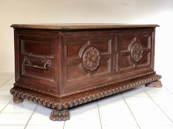 Cassapanca noce con rosoni . Torino fine XVI secolo