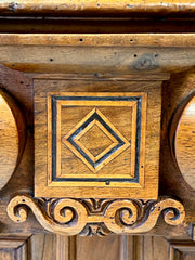 Credenza doppio corpo in noce . XVIII secolo