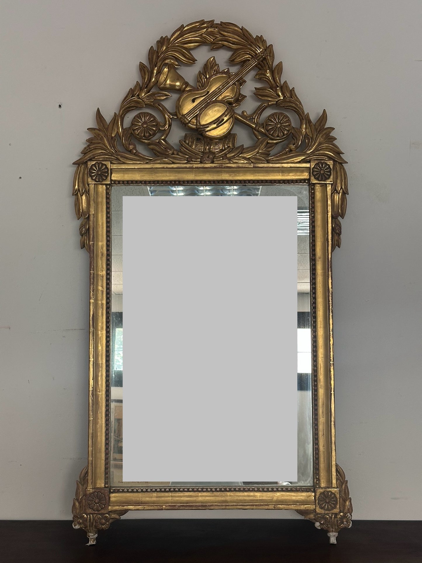 Specchiera in legno intagliato e dorato a foglia.   Toscana epoca impero  prima metà 800