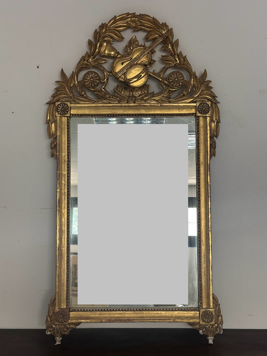 Specchiera in legno intagliato e dorato a foglia.   Toscana epoca impero  prima metà 800
