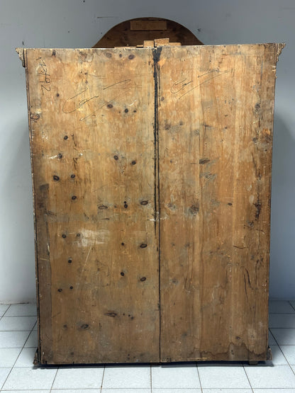 Armadio dipinto laccato tirolese con cappello a gendarme
epoca metà 700.