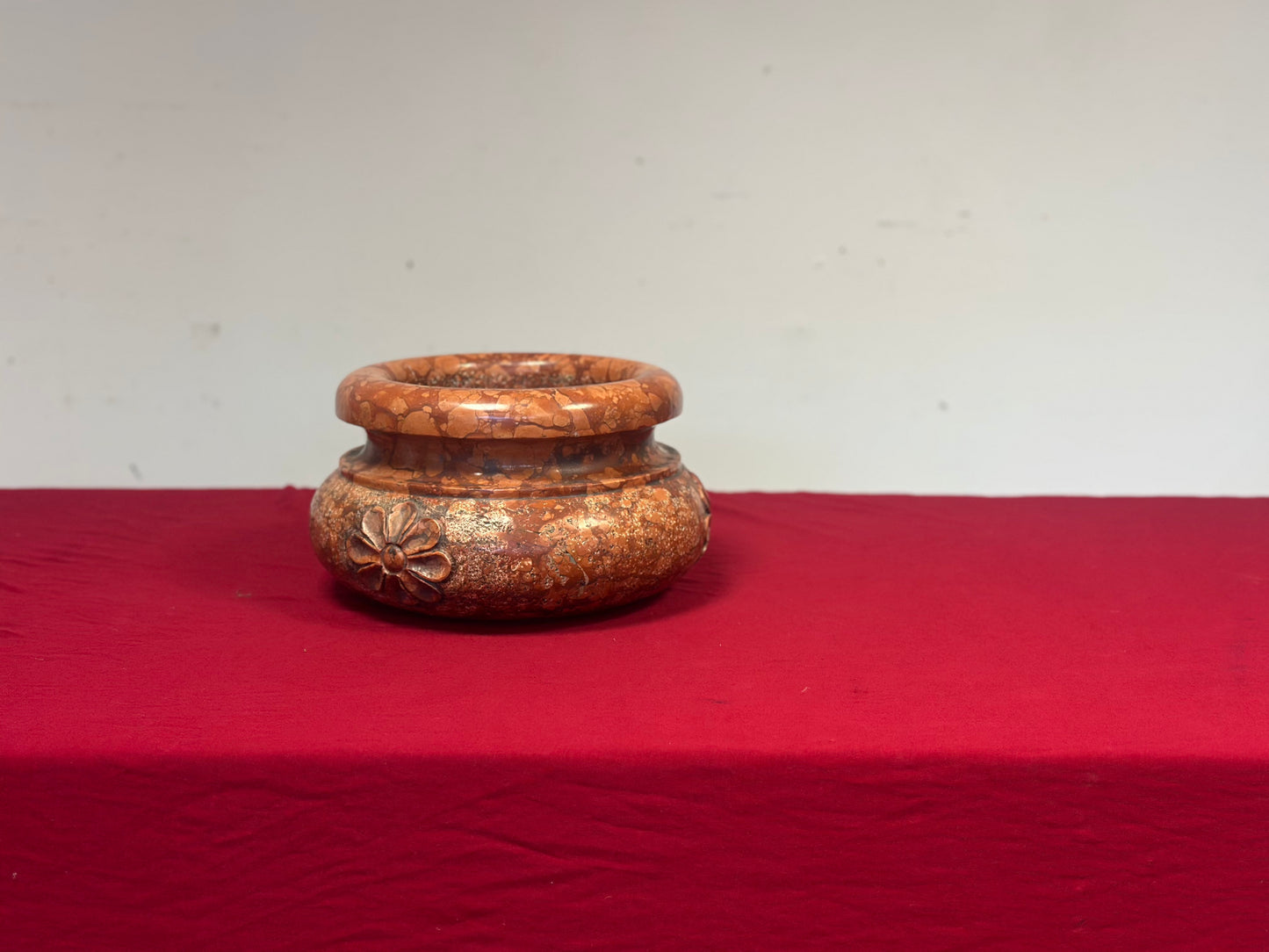 Acquasantiera in marmo rosso imperiale  XIX secolo