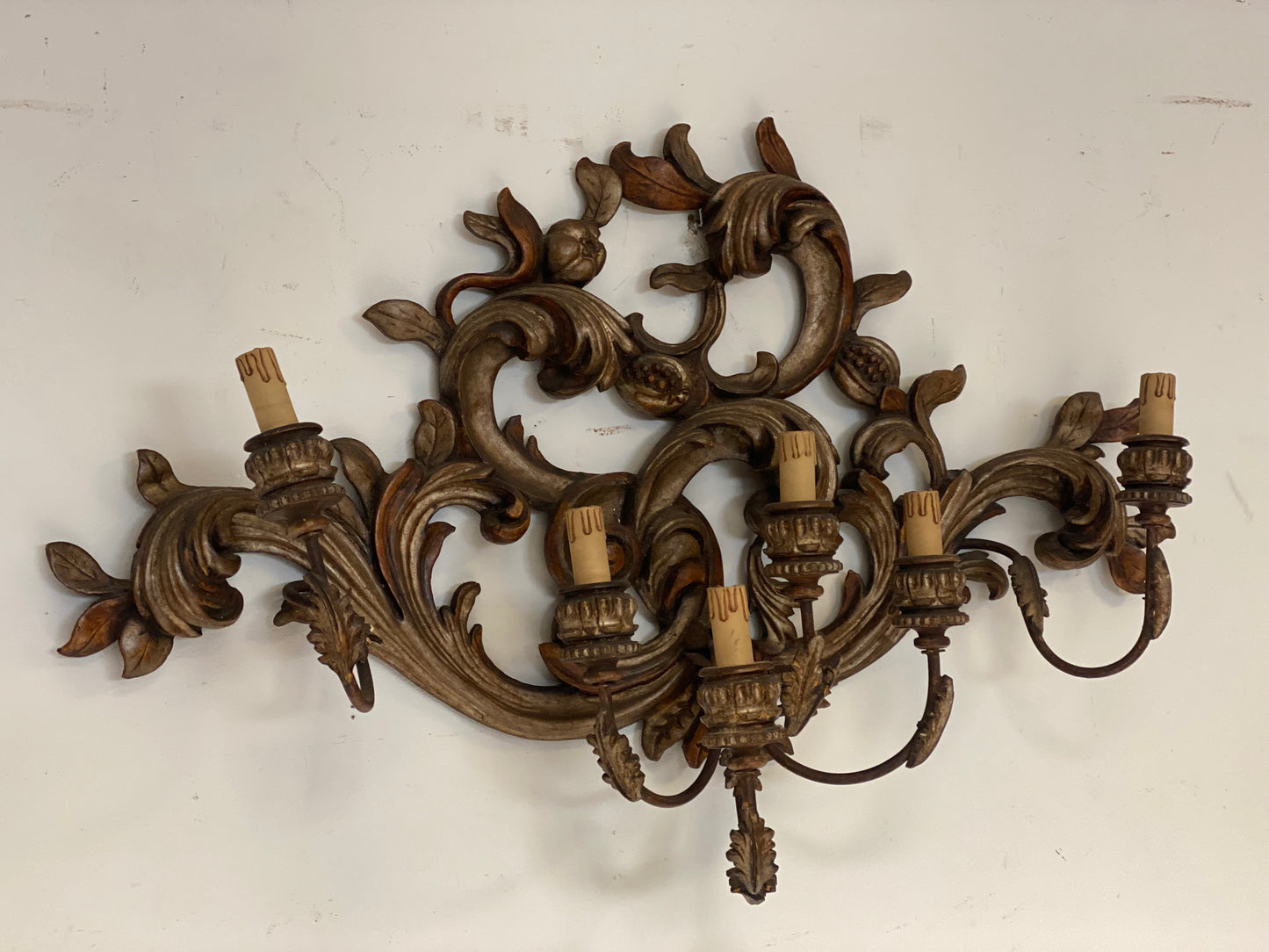 Candeliere applique da muro in legno intagliato e argentato .  Metà 800