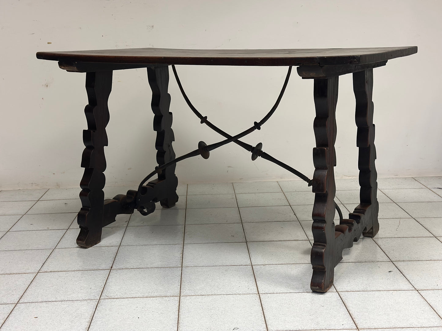 Tavolo a fratina in noce Luigi XIV . Lombardia epoca 600