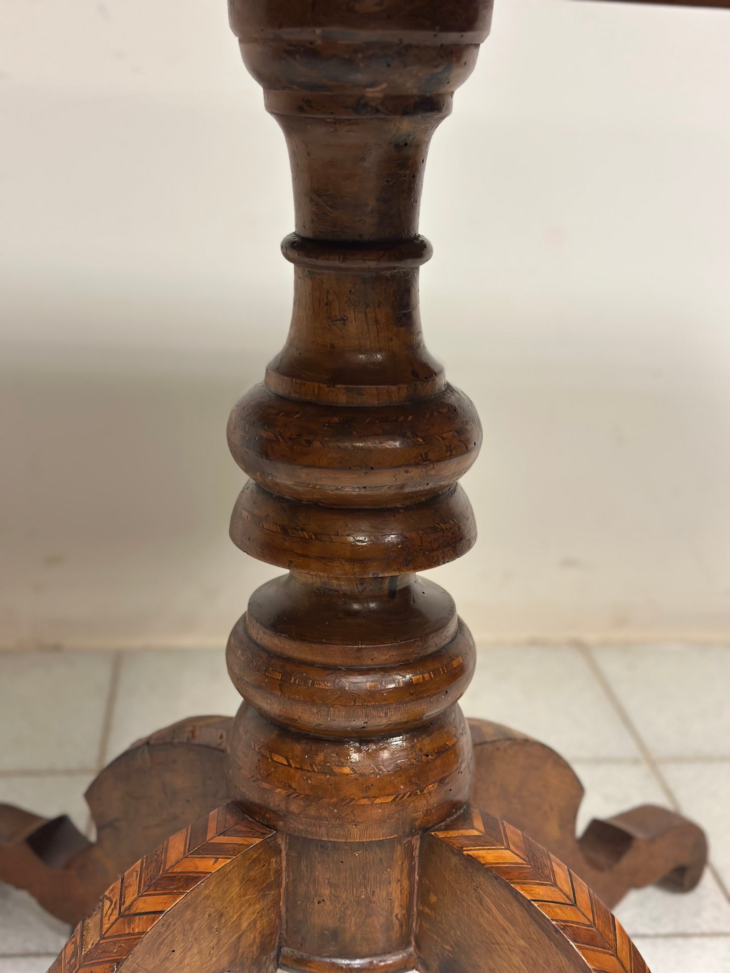 Tavolo intarsiato . Rolo XIX secolo