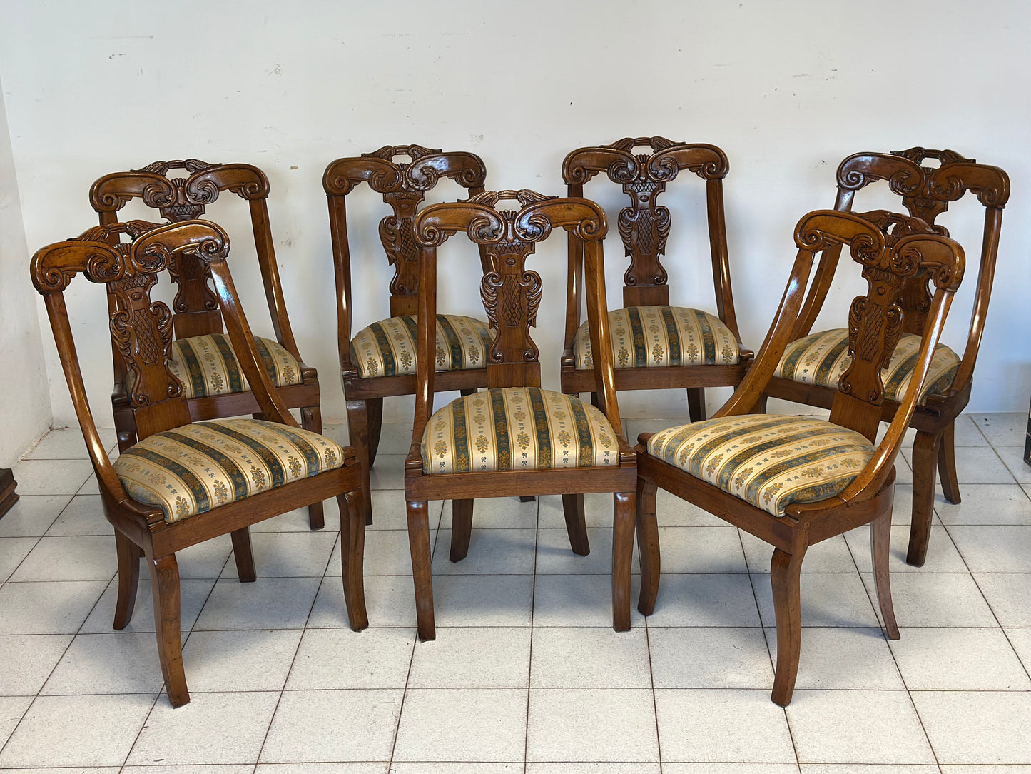 Gruppo di sette sedie a gondola Carlo X lombarde.  Primo 800