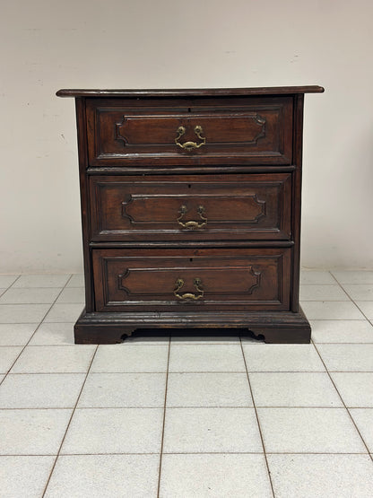 Buffettone a tre cassetti.  Emilia XVII secolo