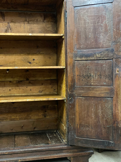 Armadio lombardo in noce con porte laterali .Cremona primi 700