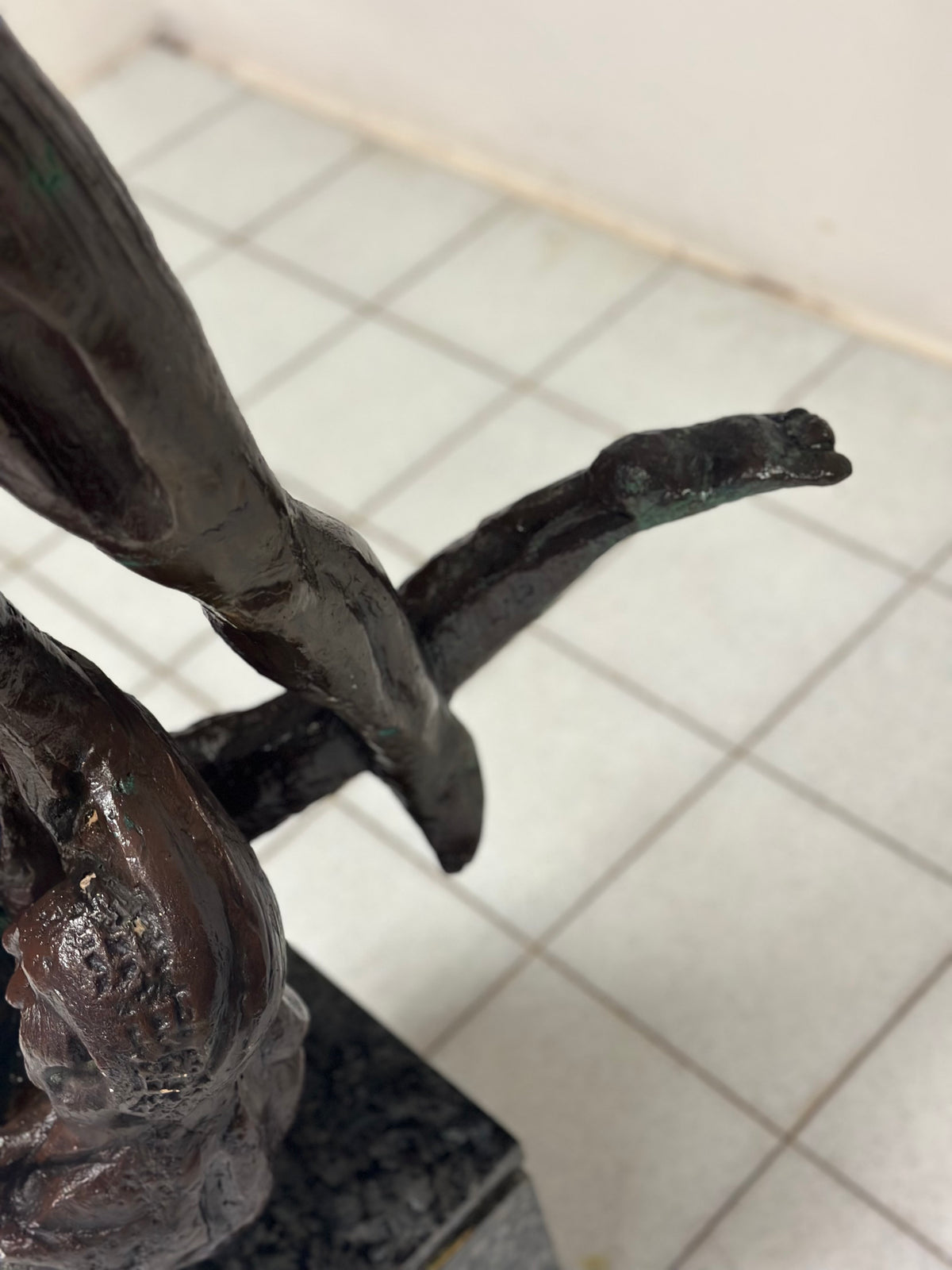 Scultura in bronzo patinato Fanciulla al vento . XX secolo altezza 174 cm
