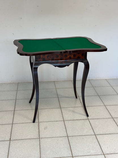 Piccolo tavolo da gioco Carlo X in legno lastronato ed intarsiato in varie essenze. XIX secolo restaurato