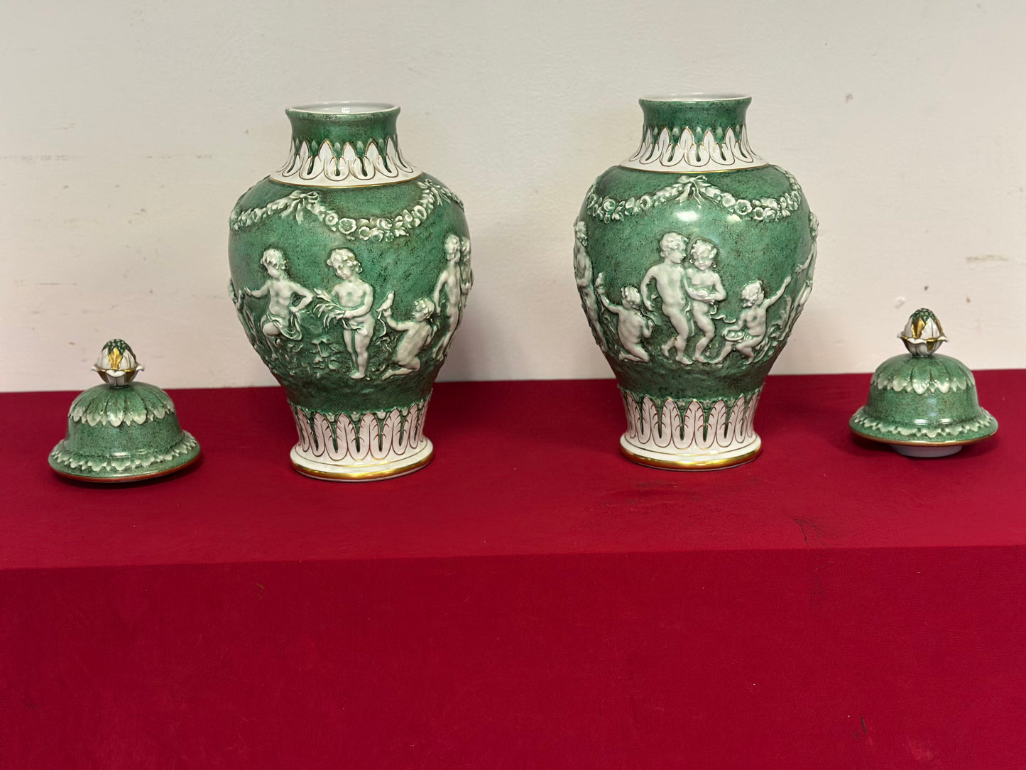 Coppia di vasi con coperchio in porcellana. Capodimonte primi anni 900