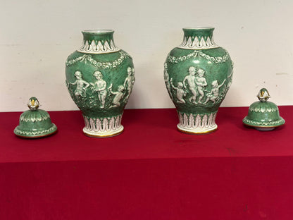 Coppia di vasi con coperchio in porcellana. Capodimonte primi anni 900