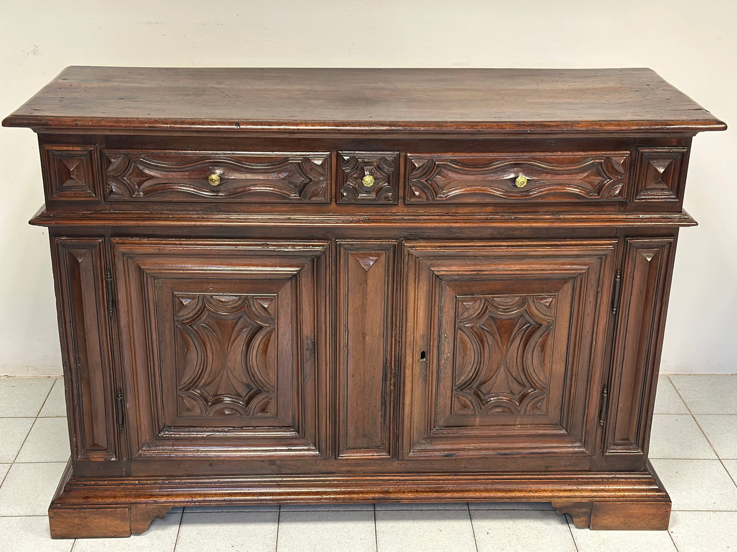 Credenza in noce.  Liguria / Piemonte / inizio XVIII secolo