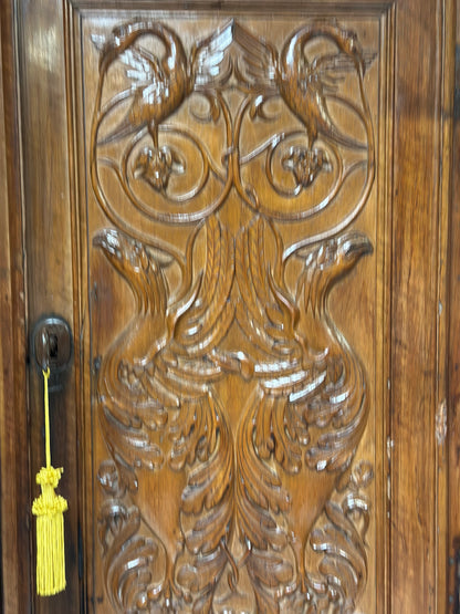 Credenza doppio corpo scolpita . Lombardia XVII secolo