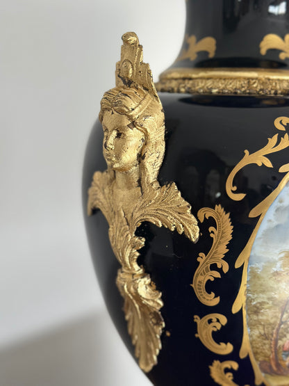 Vaso in porcellana e bronzo dorato.  Parigi epoca 800. H 72 cm