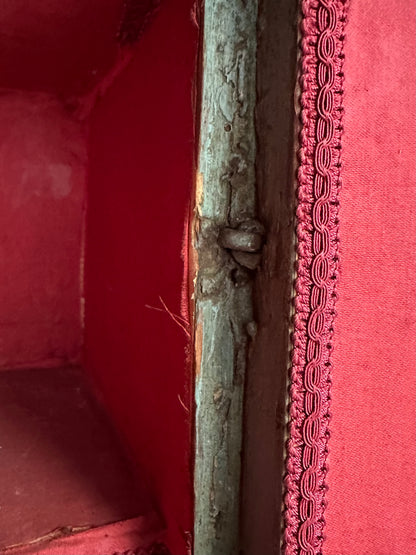 Angoliera bombata laccata dipinta , Toscana Luigi XIV.  Fine 600 inizio 700